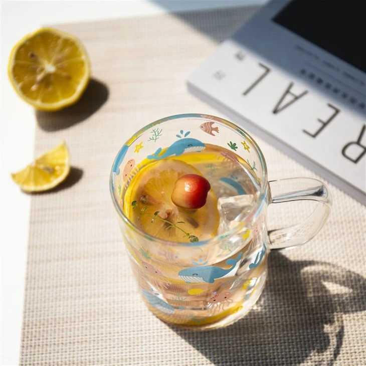 Tasse en verre à paroi simple avec décalcomanie
